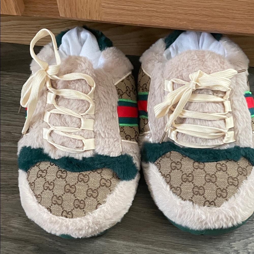 Gucci Kids Cream and Green Slippers